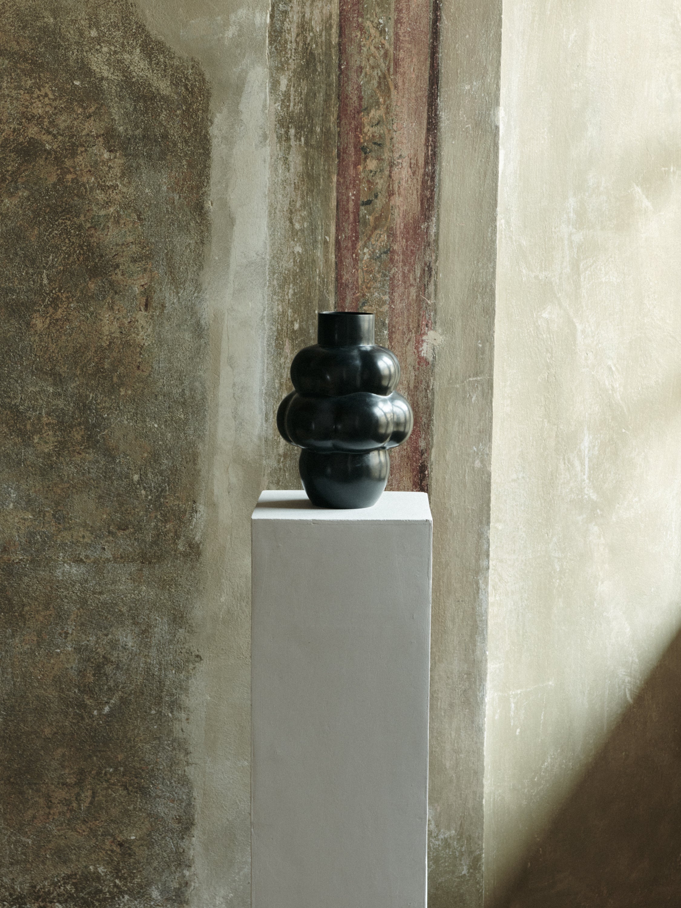 Balloon Vase 04 Black metal - LOUISE ROE – LOUISE ROE DENMARK