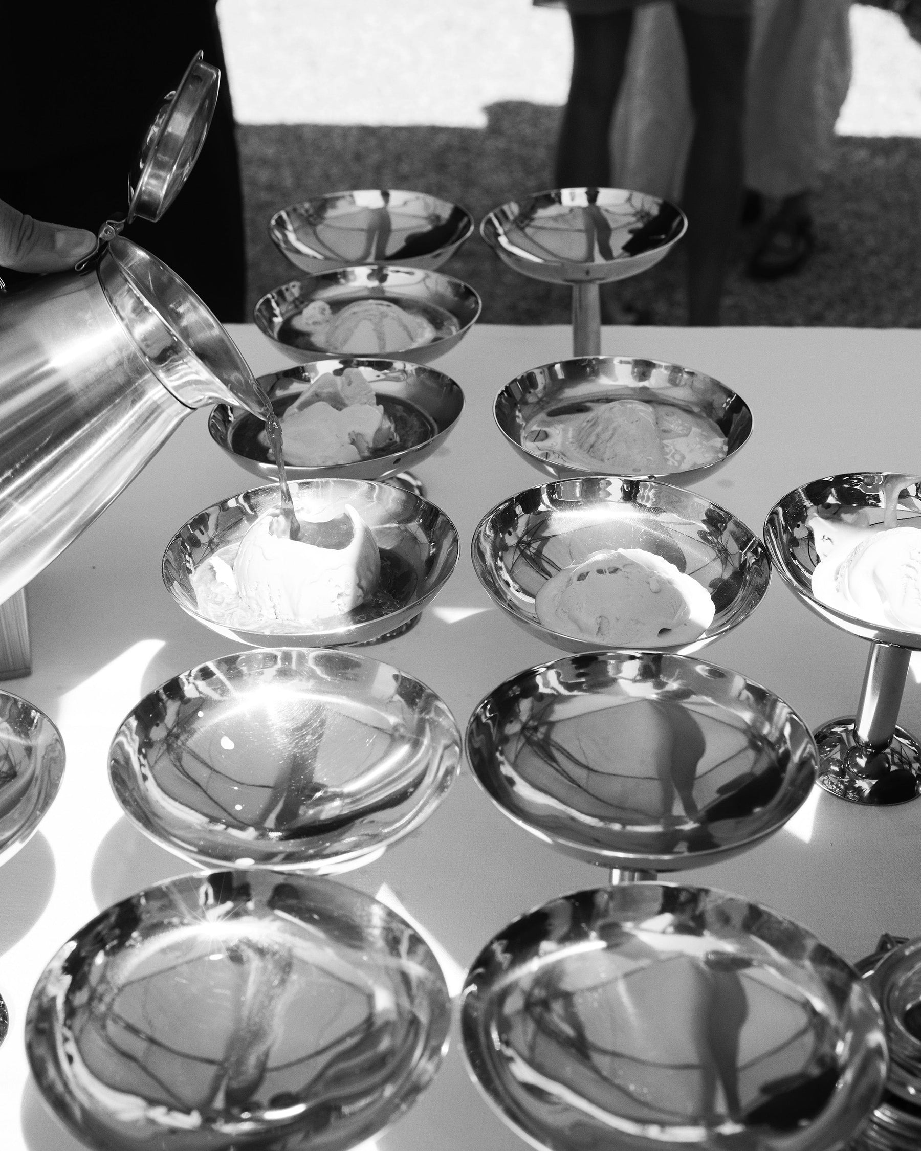 champagne-coupes-at-lake-como