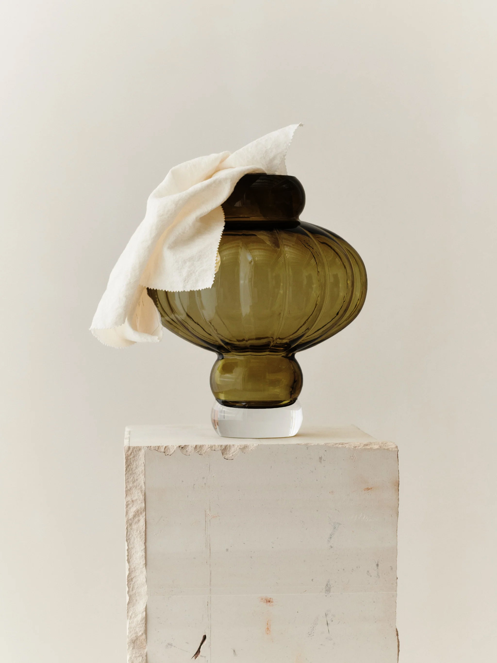 BALLOON_GLASS_VASE_03_OLIVE_GR